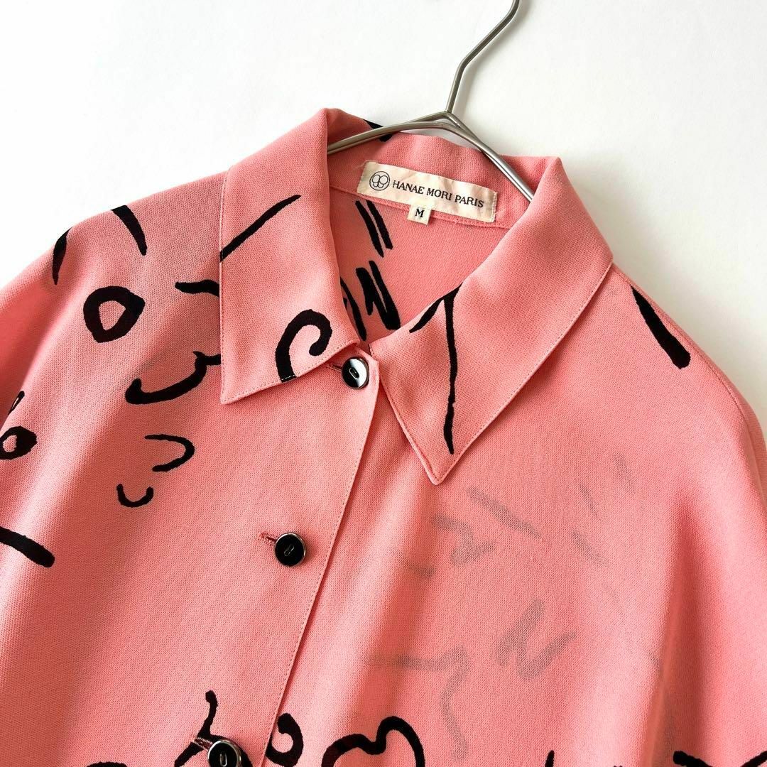 HANAE MORI(ハナエモリ)の【大きめサイズM】ハナエモリ 個性的 手書き風 ピンクブラウス 総柄 ゆったり レディースのトップス(シャツ/ブラウス(長袖/七分))の商品写真
