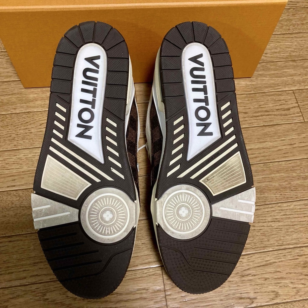 LOUIS VUITTON(ルイヴィトン)のLOUIS VUITTON 28㎝ トレイナー スニーカー LV  メンズの靴/シューズ(スニーカー)の商品写真