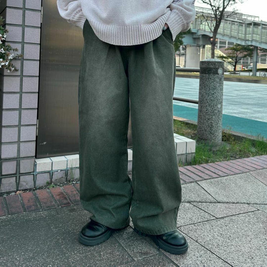 クティール　タックワイドデニムパンツ　カーキ　ユニセックス　ヴィンテージライク レディースのパンツ(デニム/ジーンズ)の商品写真