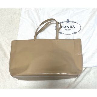 プラダ(PRADA)のPRADA プラダ　光沢のある素材　ベージュ　横長　シンプルロゴトート(トートバッグ)