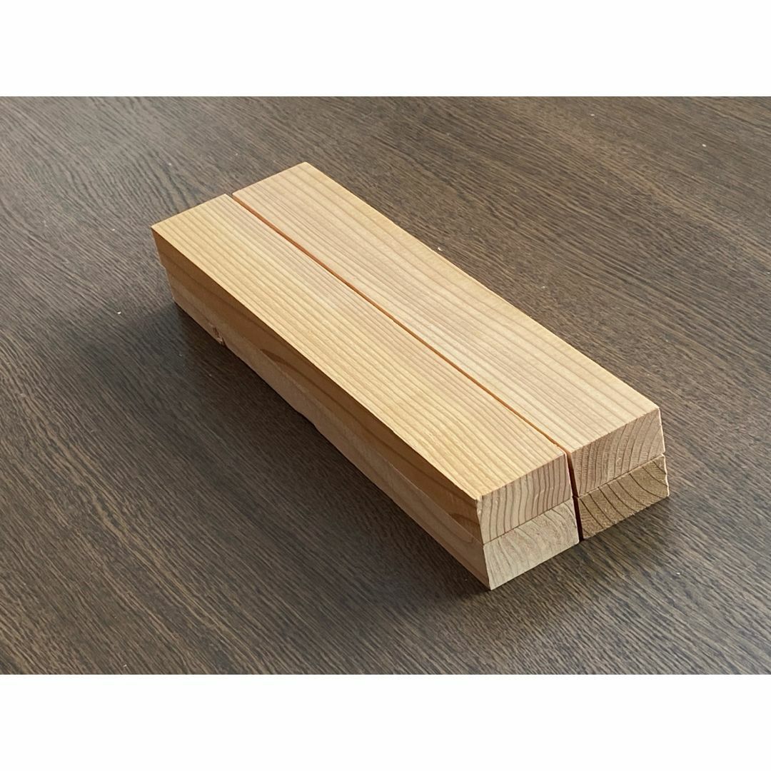 【送料込 新品】杉 角材 300×45×24㎜ 4本 プレーナー 無垢 木材 ハンドメイドの素材/材料(その他)の商品写真