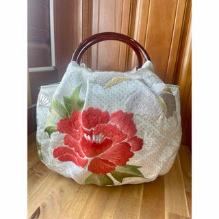 ハンドメイド　着物リメイクのまんまる可愛い手提げバッグ　刺繍入り