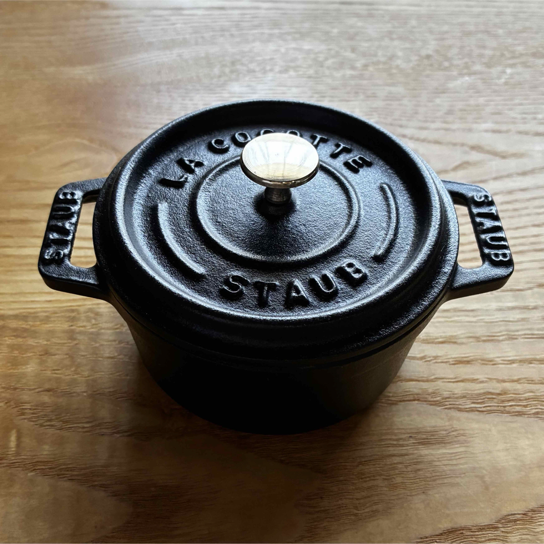STAUB(ストウブ)のstaub ストウブココットラウンド 鍋 10cm ブラック インテリア/住まい/日用品のキッチン/食器(鍋/フライパン)の商品写真