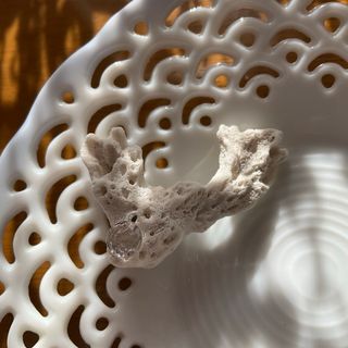 【ハンドメイド】ピンブローチ//ラペルピン サンゴ 鹿の角風 天然【No.35】(コサージュ/ブローチ)