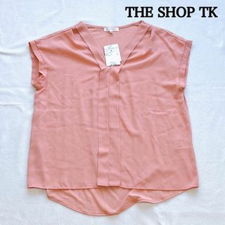 ザショップティーケー(THE SHOP TK)の新品未使用 タケオキクチ ブラウス サーモンピンク Vネック ノースリーブ(シャツ/ブラウス(半袖/袖なし))