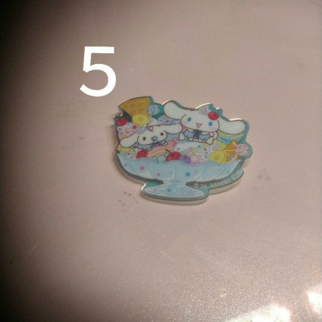 シナモンバッジ1つ エンタメ/ホビーのおもちゃ/ぬいぐるみ(キャラクターグッズ)の商品写真