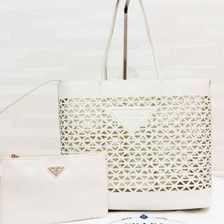 プラダ(PRADA)の早い者勝【新品未使用】プラダ　カゴ　トートバッグ　ハンドバッグ　肩掛け　三角ロゴ(かごバッグ/ストローバッグ)