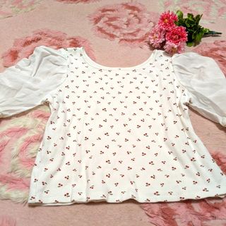 ウィゴー(WEGO)のWEGO♡白♡さくらんぼ柄♡袖がふっくらした♡お洋服(カットソー(半袖/袖なし))