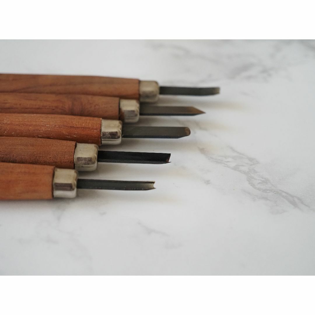 彫刻刀５種セット・入れ物あり　工作　大工　木彫　クラフト　DIY エンタメ/ホビーのアート用品(その他)の商品写真