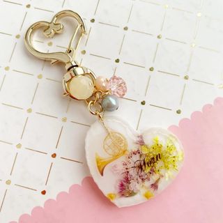 【2495】ホルン ホワイトベースに黄色とピンクのドライフラワー入りキーホルダー(ホルン)