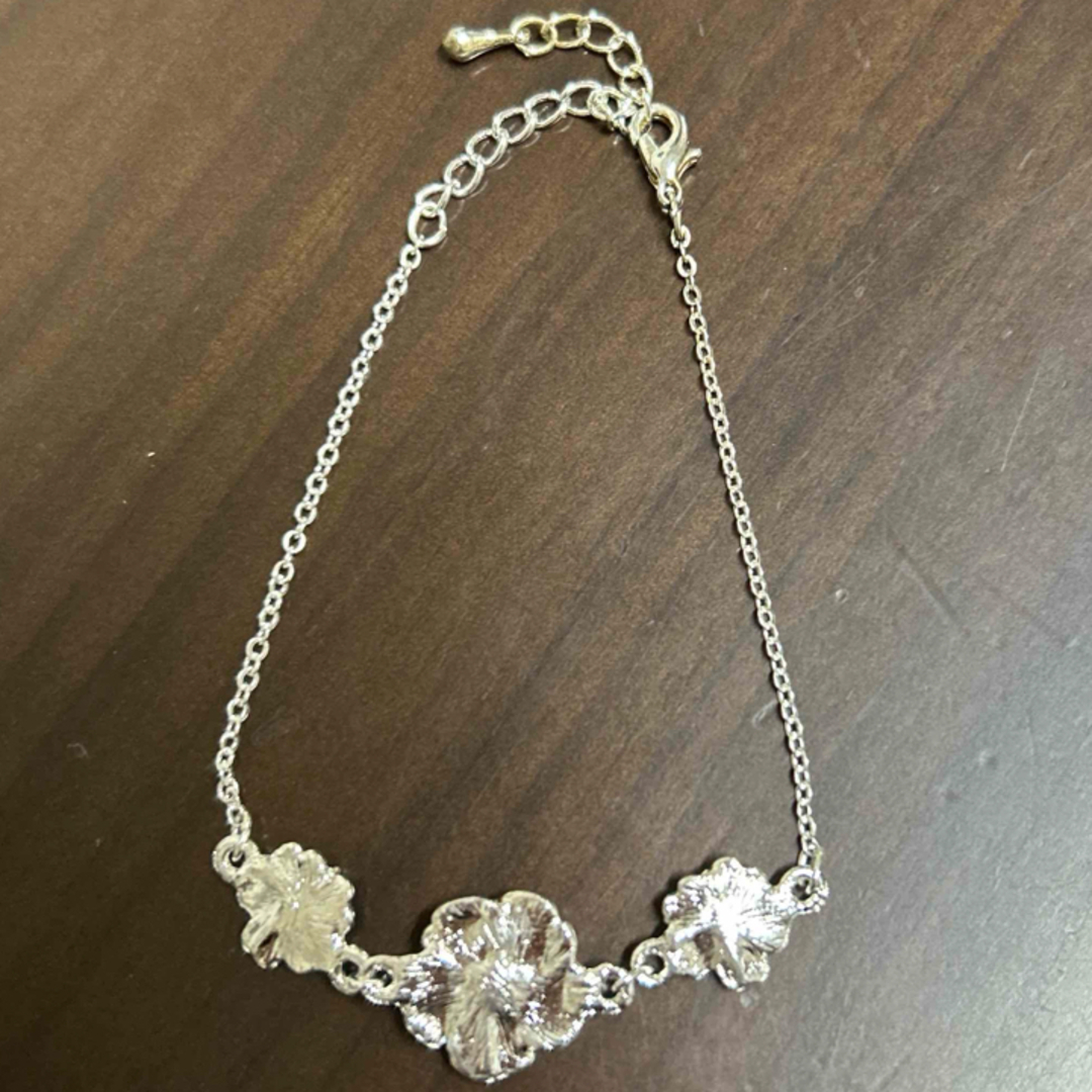 【新品】ハイビスカスブレスレット　ブルー レディースのアクセサリー(ブレスレット/バングル)の商品写真