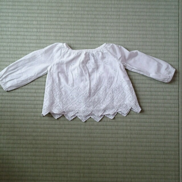 babyGAP(ベビーギャップ)のbabyGAP　レースブラウスシャツ　6-12M　 キッズ/ベビー/マタニティのベビー服(~85cm)(シャツ/カットソー)の商品写真