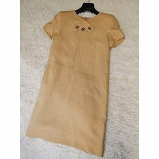 フォクシー(FOXEY)の美品　FOXEY　ロゴ刻印　フォクシー　ベージュ ひざ丈ワンピース 半袖(ひざ丈ワンピース)