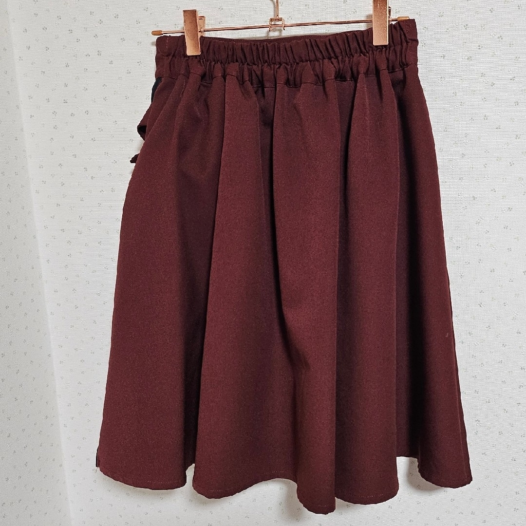 ByeBye(バイバイ)の【美品 超特化】byebye oneway バックル付き スカート えんじ色 赤 レディースのスカート(ひざ丈スカート)の商品写真