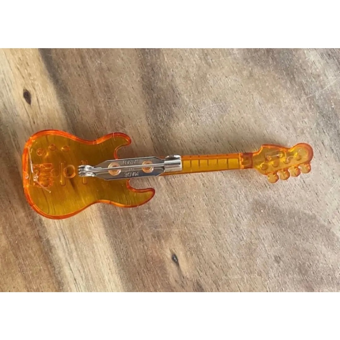 【新品】エレキギターのブローチ レディースのアクセサリー(ブローチ/コサージュ)の商品写真