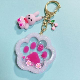 肉球　うさぎ　ピンク　キラキラ　シェイカーキーホルダー♡ レジン　ハンドメイド