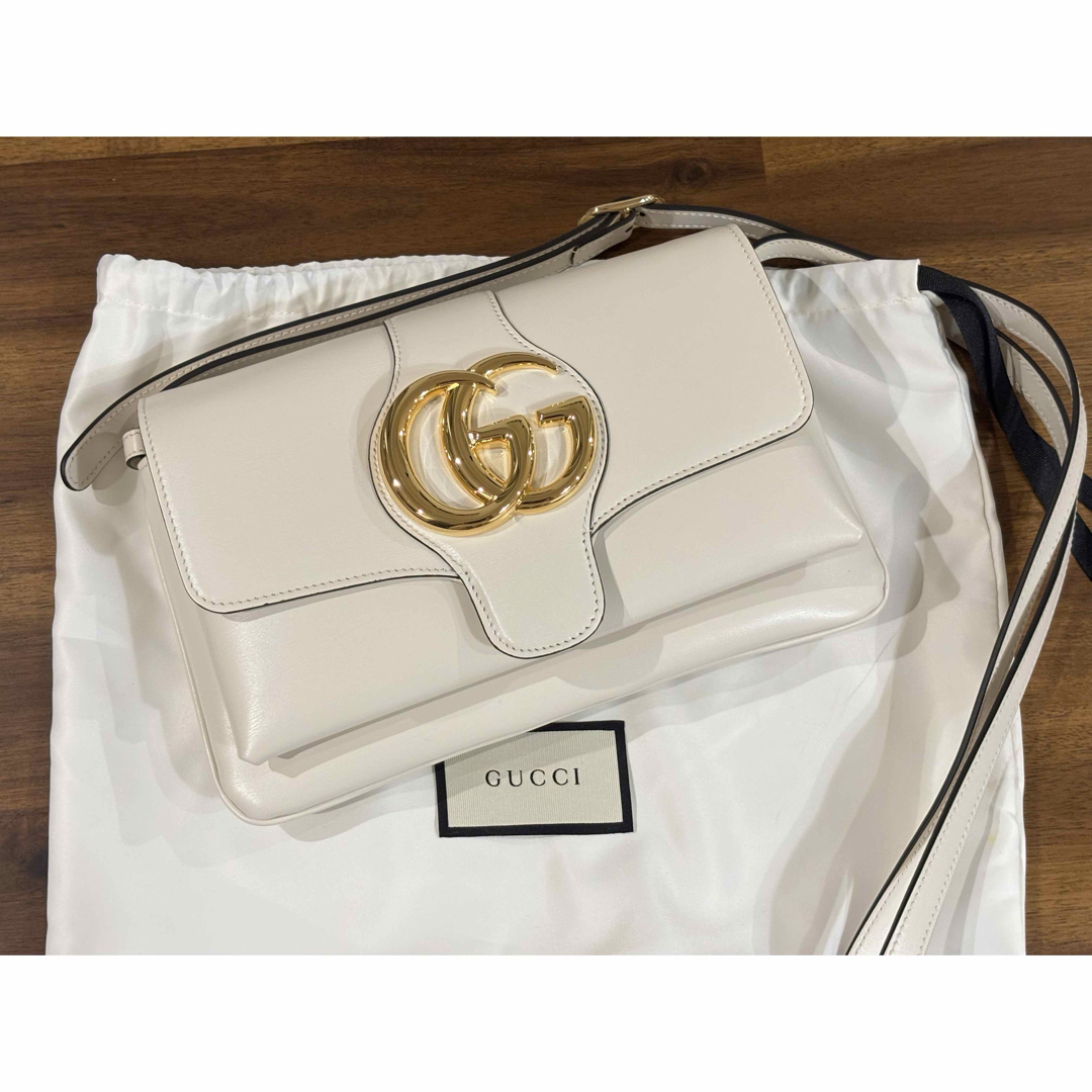 GUCCI(グッチ)の【新品】GUCCI GGマーモント アリー スモール ショルダーバッグ ベージュ レディースのバッグ(ショルダーバッグ)の商品写真