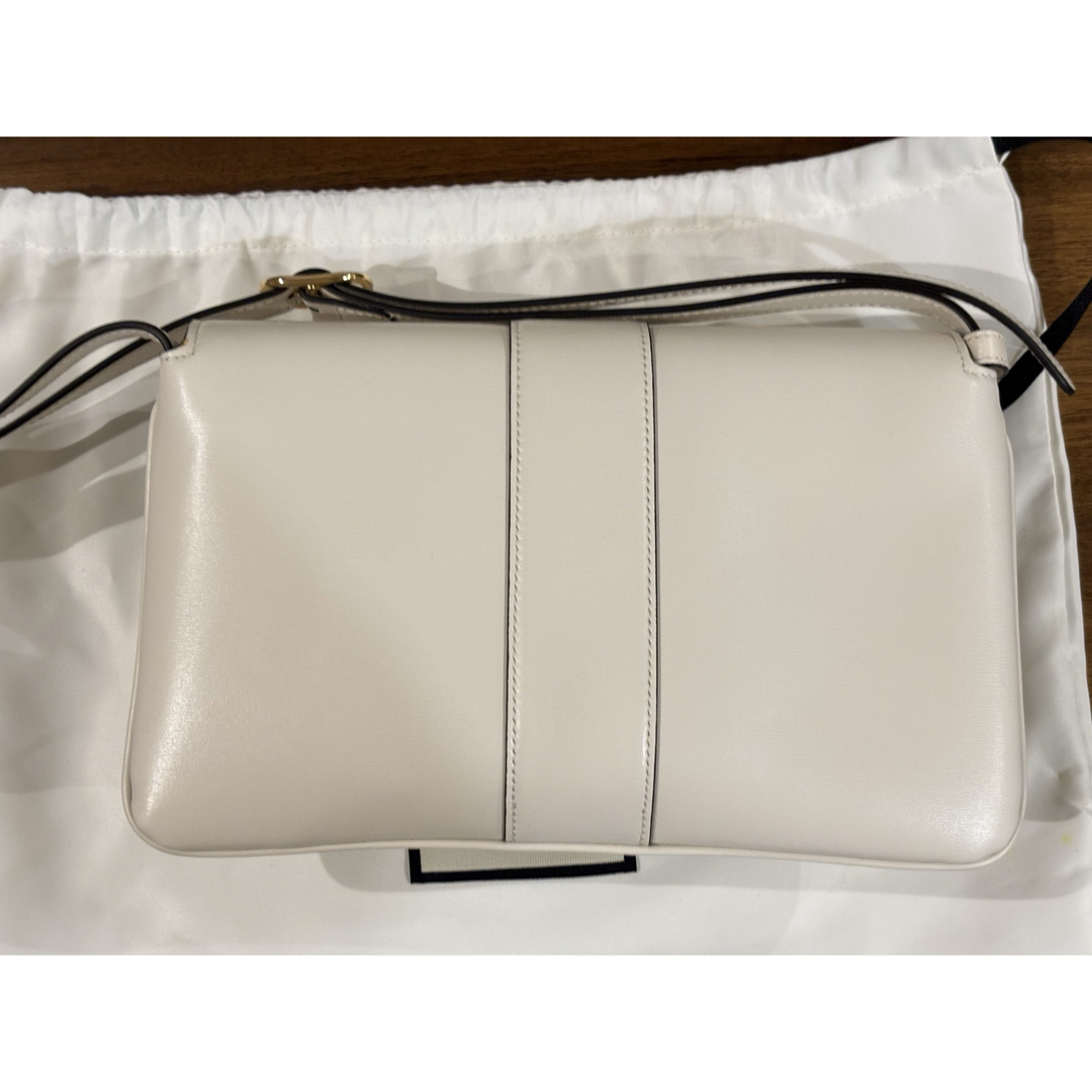 GUCCI(グッチ)の【新品】GUCCI GGマーモント アリー スモール ショルダーバッグ ベージュ レディースのバッグ(ショルダーバッグ)の商品写真