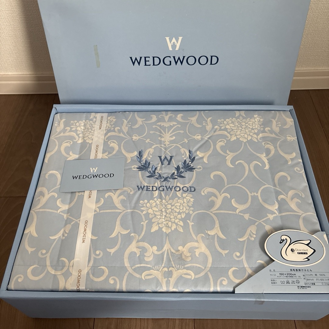 WEDGWOOD(ウェッジウッド)のウェッジウッド　羽毛肌掛け布団　ダウンケット　WEDGWOOD　花柄　日本製 インテリア/住まい/日用品の寝具(布団)の商品写真
