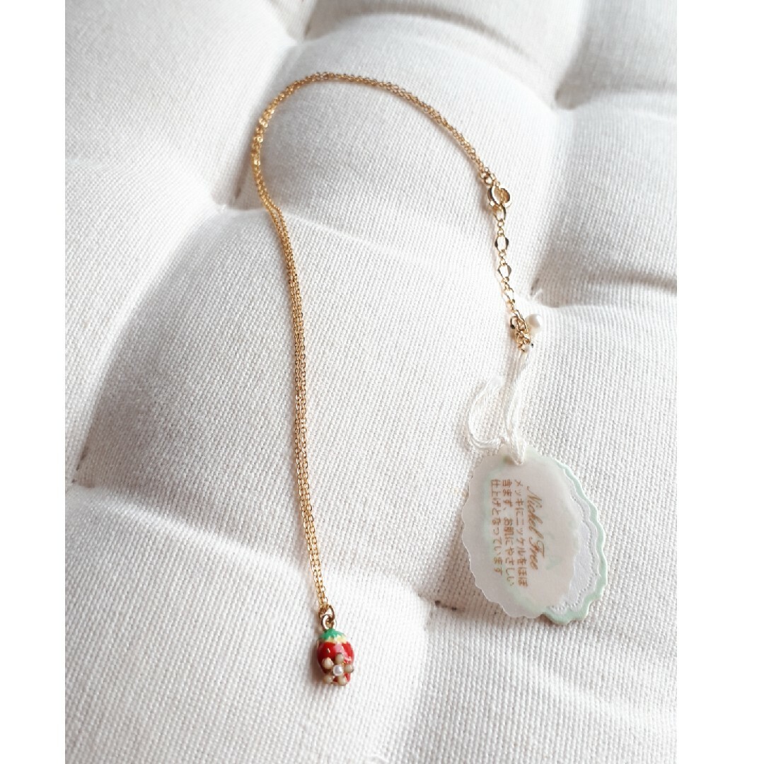 新品　イチゴと花びらのネックレス レディースのアクセサリー(ネックレス)の商品写真