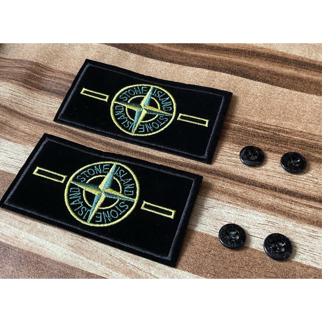 STONE ISLAND(ストーンアイランド)のSTONE ISLAND ワッペンタグ、 2枚セット　ボタン４個セットグリーン系 メンズのファッション小物(その他)の商品写真