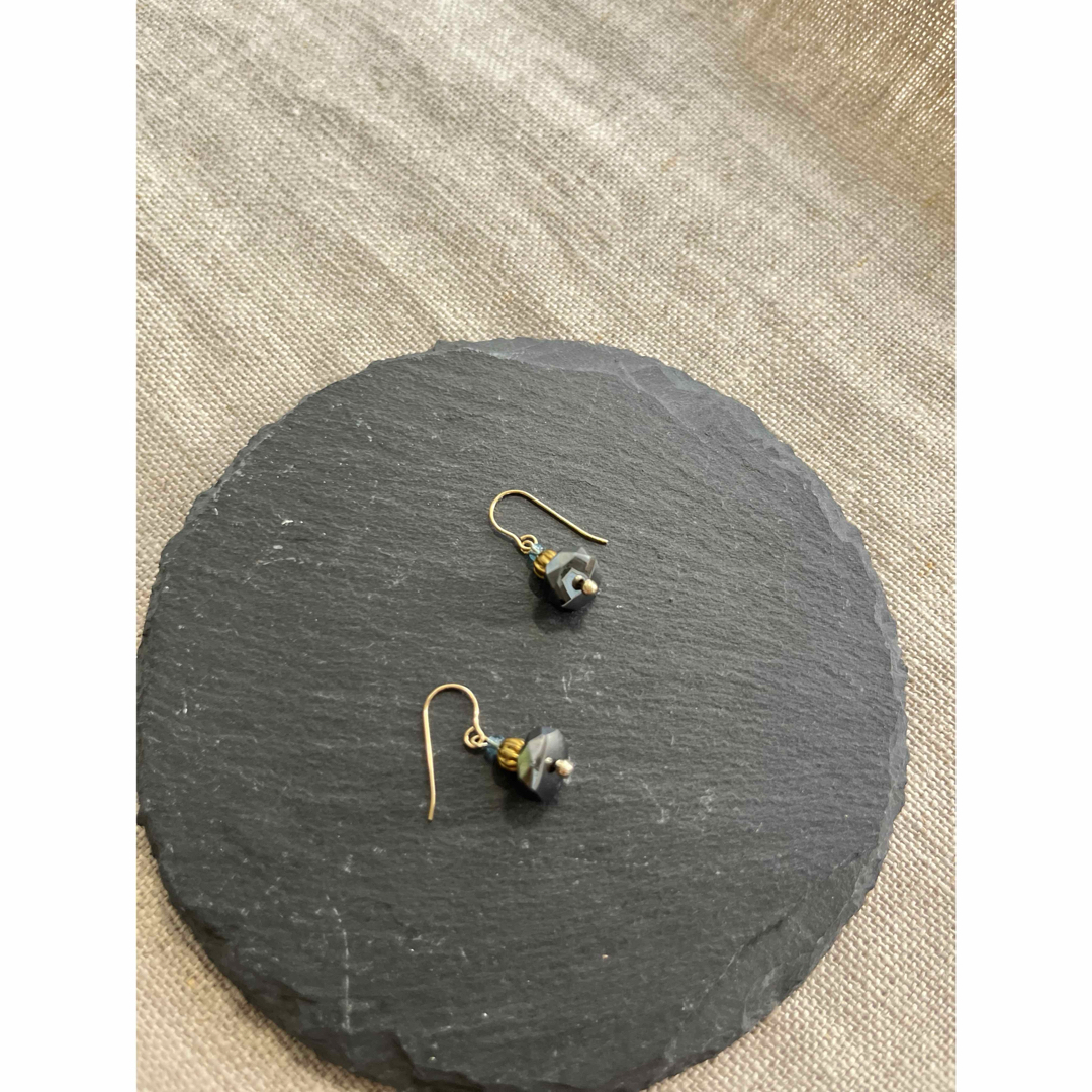ヘマタイトの小さなピアス ハンドメイドのアクセサリー(ピアス)の商品写真