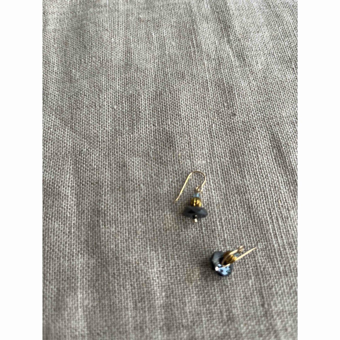 ヘマタイトの小さなピアス ハンドメイドのアクセサリー(ピアス)の商品写真