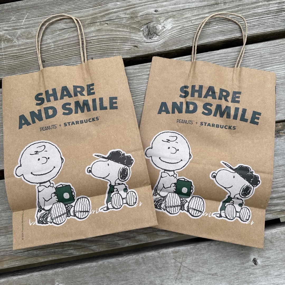 Starbucks(スターバックス)のスターバックス　ピーナッツ　スヌーピー　紙袋２枚セット　数量限定 レディースのバッグ(ショップ袋)の商品写真