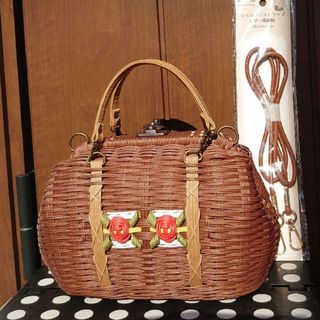 A452 花模様がま口(ミニ、モカ、ショルダー紐付)バッグ ハンドメイド(かごバッグ/ストローバッグ)