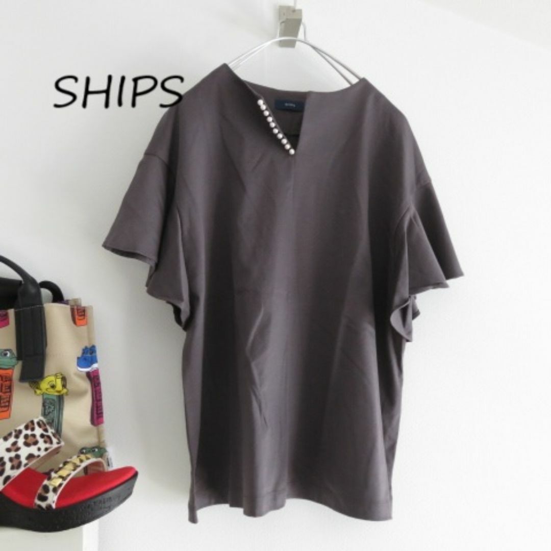 SHIPS(シップス)のSHIPS シップス　パールデザイン　袖フリル　カットソー　グレー レディースのトップス(カットソー(半袖/袖なし))の商品写真