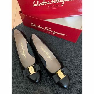 サルヴァトーレフェラガモ(Salvatore Ferragamo)のSalvatore Ferragamo VARAパンプス ブラック23cm(ハイヒール/パンプス)