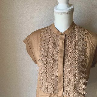 INNOWAVE イノウェーブ ベージュ レース刺繍 フレンチスリーブブラウス