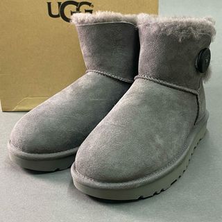 アグ(UGG)の5g24 《未使用》 UGG アグ W MINI BAILEY BUTTON 2 ムートンブーツ 1016422 22cm グレー スエードレザー シューズ 箱付き_(ブーツ)