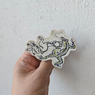 鳥獣戯画ブローチ