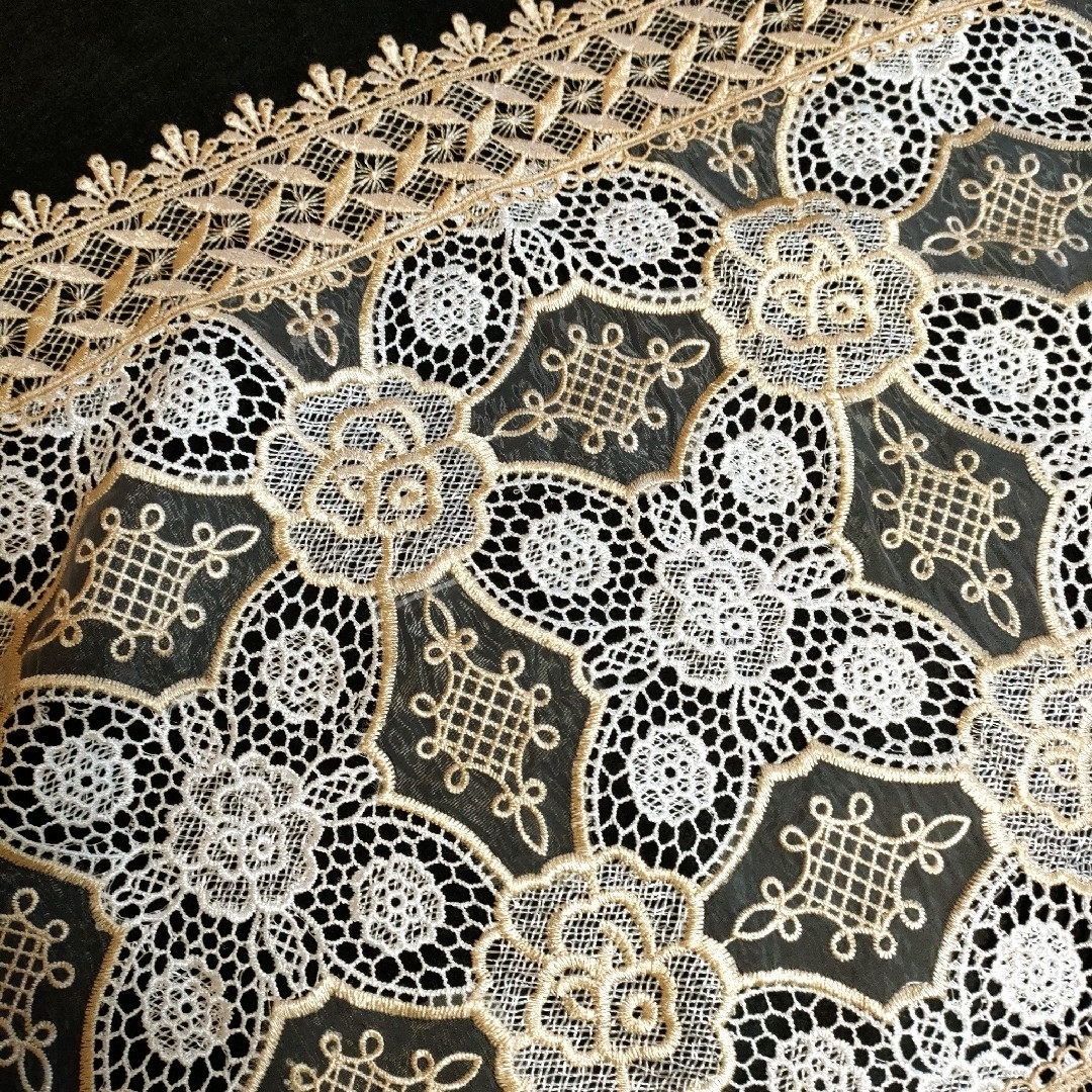 刺繍レーステーブルセンターホワイト&シャンパンゴールド　テーブルランナードイリー インテリア/住まい/日用品のキッチン/食器(テーブル用品)の商品写真