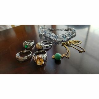 昭和レトロ　 ファッションリング４点　ネックレス１点　ビーズブレスレット1点　　(リング(指輪))