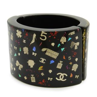 シャネル(CHANEL)のCHANEL シャネル ワイドバングル ブレスレット アイコン ココマーク クローバー リボン レジン ブラック 黒 マルチカラー 06 A(ブレスレット/バングル)