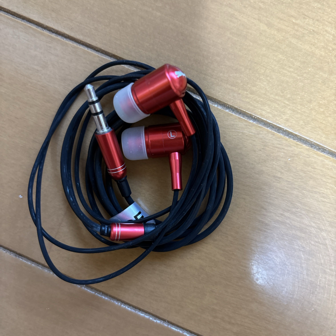 PUMA(プーマ)のプーマ　PUMA イヤホン　赤 スマホ/家電/カメラのオーディオ機器(ヘッドフォン/イヤフォン)の商品写真