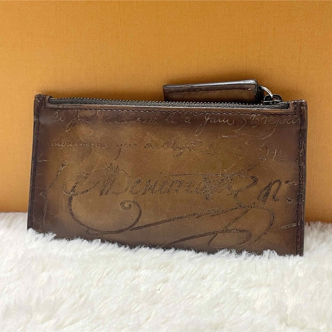 BERLUTI(ベルルッティ)のBERLUTI ベルルッティ カリグラフィ レザー フラグメントケース メンズのファッション小物(コインケース/小銭入れ)の商品写真