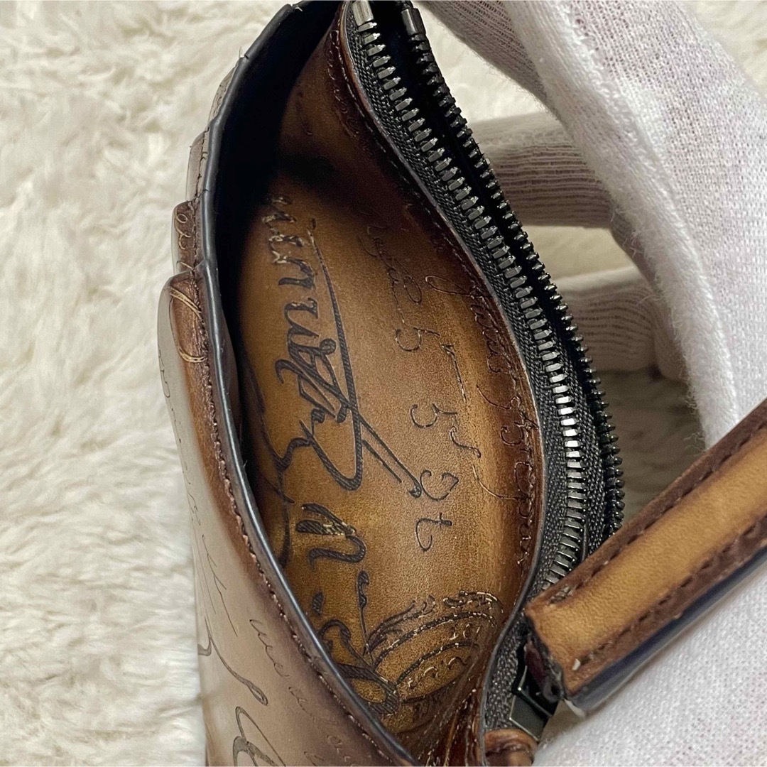 BERLUTI(ベルルッティ)のBERLUTI ベルルッティ カリグラフィ レザー フラグメントケース メンズのファッション小物(コインケース/小銭入れ)の商品写真