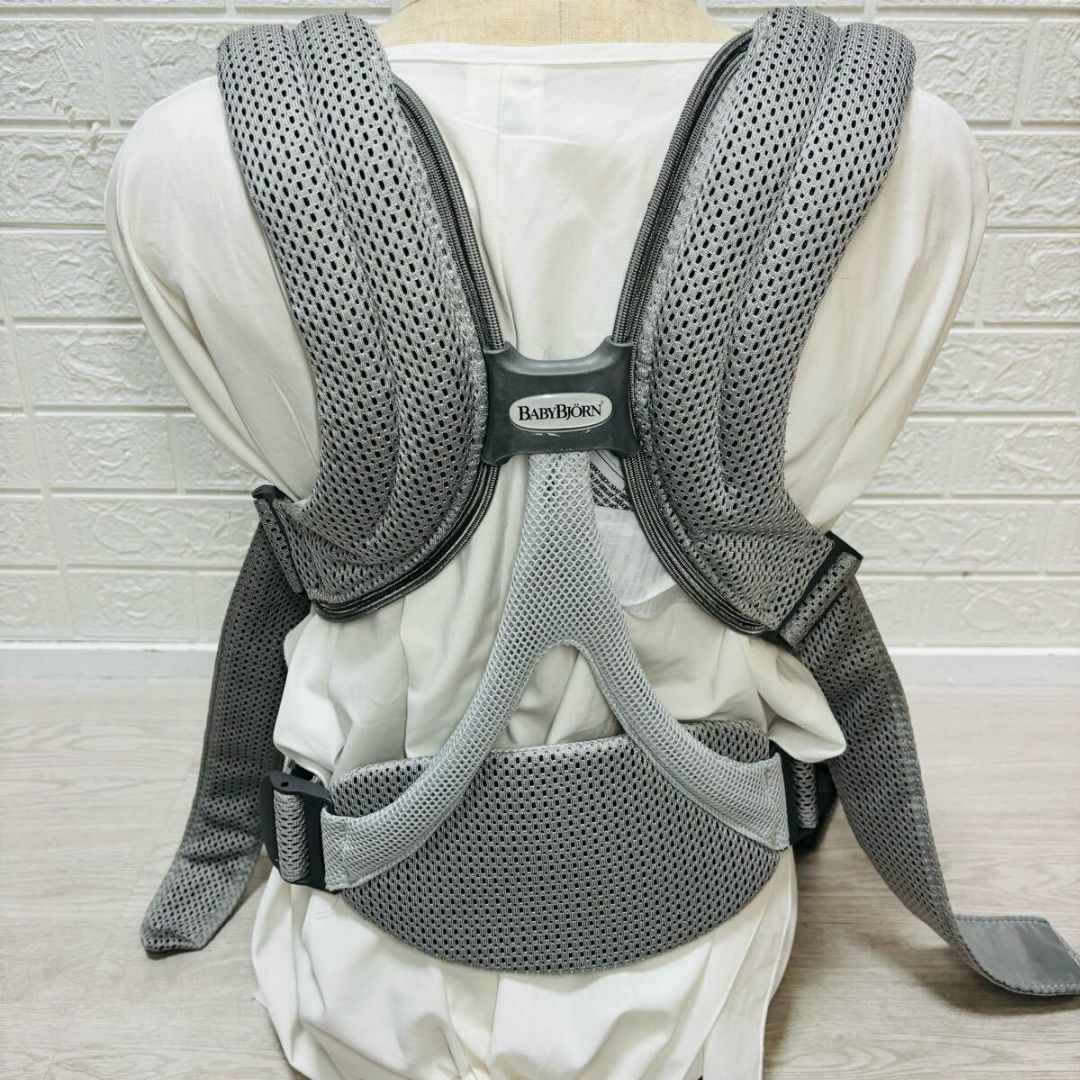 BABYBJORN(ベビービョルン)のBABYBJORN ベビービョルン MOVE ムーヴ シルバー メッシュ  キッズ/ベビー/マタニティの外出/移動用品(抱っこひも/おんぶひも)の商品写真