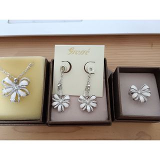 グロッセ　GROSSE　花　フラワー　リボン　白　ホワイト　ネックレス　ピアス