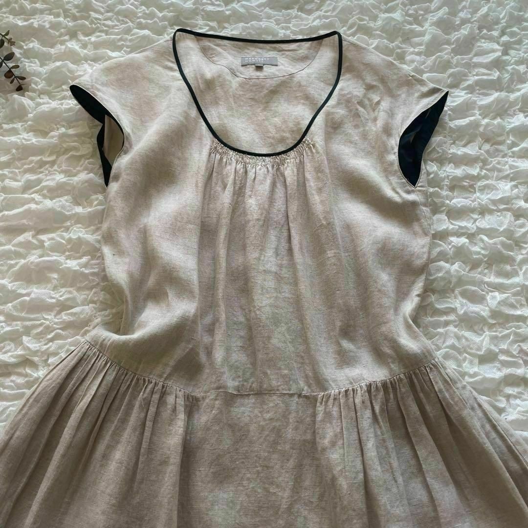 MARGARET HOWELL(マーガレットハウエル)のマーガレットハウエル　リネンロングワンピース　キナリ　フレンチスリーブ　サイズⅡ レディースのワンピース(ひざ丈ワンピース)の商品写真
