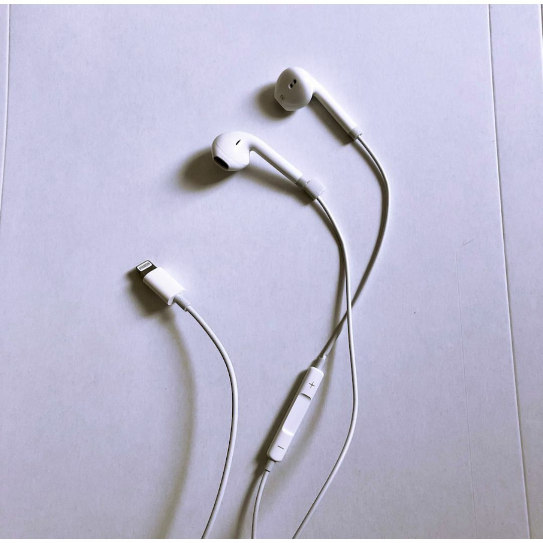 iPhone 有線 lightning イヤホン 紙 マイク リモコン スマホ/家電/カメラのスマホアクセサリー(ストラップ/イヤホンジャック)の商品写真