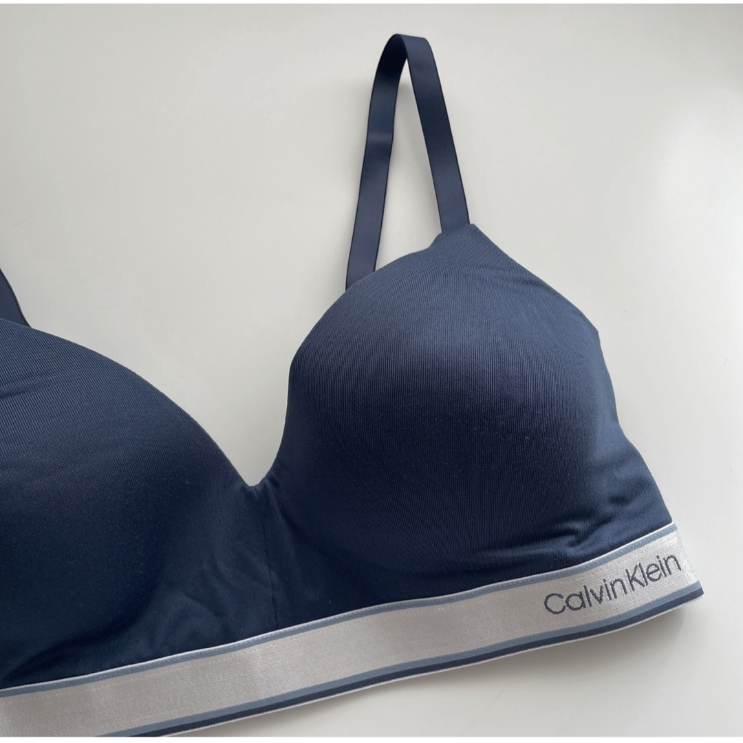 Calvin Klein(カルバンクライン)の新品　カルバンクライン　Mサイズ　ネイビー　ノンワイヤーブラ レディースの下着/アンダーウェア(ブラ)の商品写真