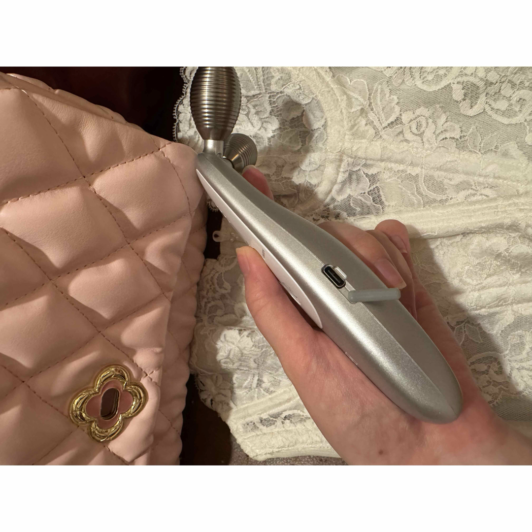 【動作確認済】medicube 美顏器 スマホ/家電/カメラの美容/健康(フェイスケア/美顔器)の商品写真