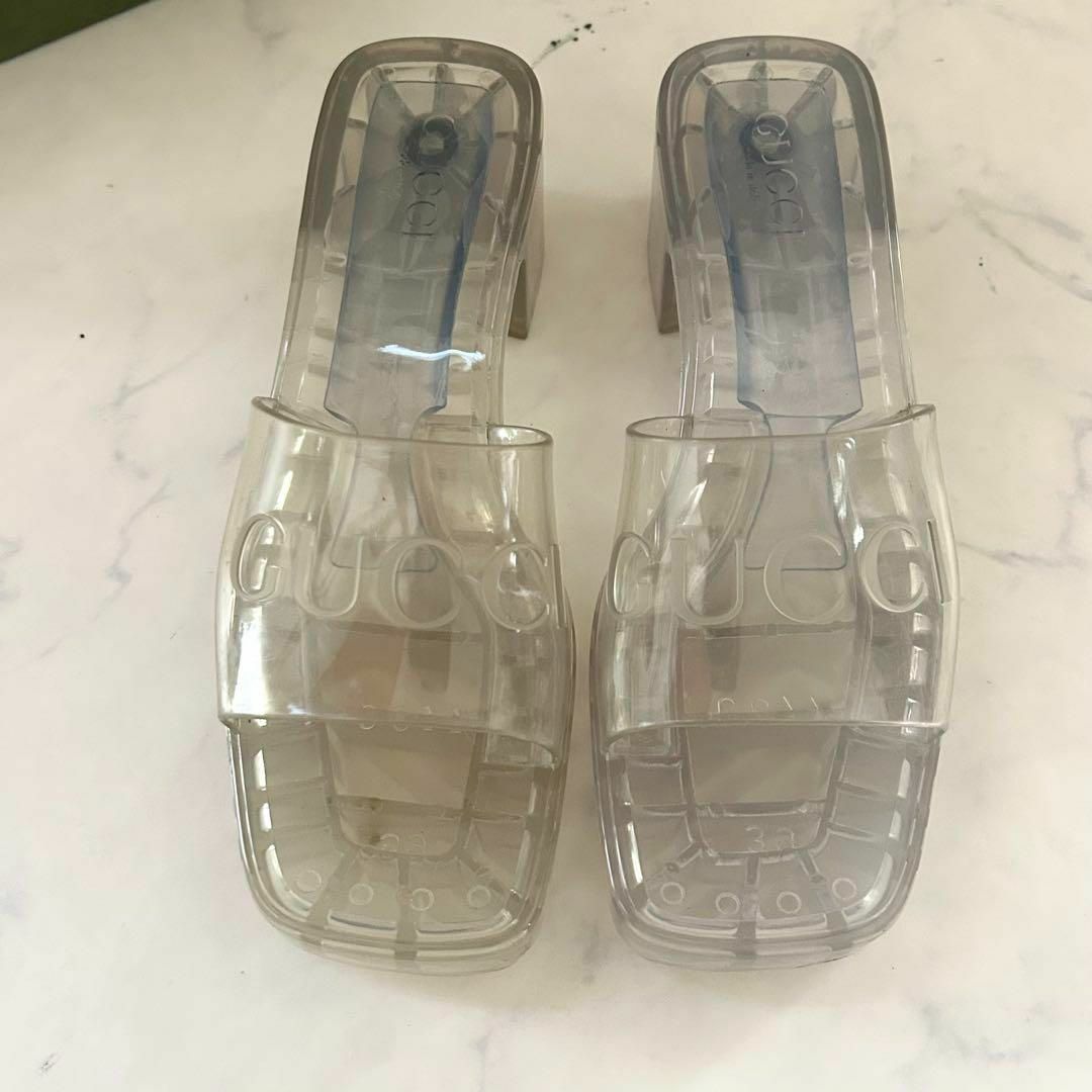 GUCCI(グッチ)のGUCCI クリア エンボスロゴ チャンキーヒール サンダル 39 保存袋 箱付 レディースの靴/シューズ(ビーチサンダル)の商品写真