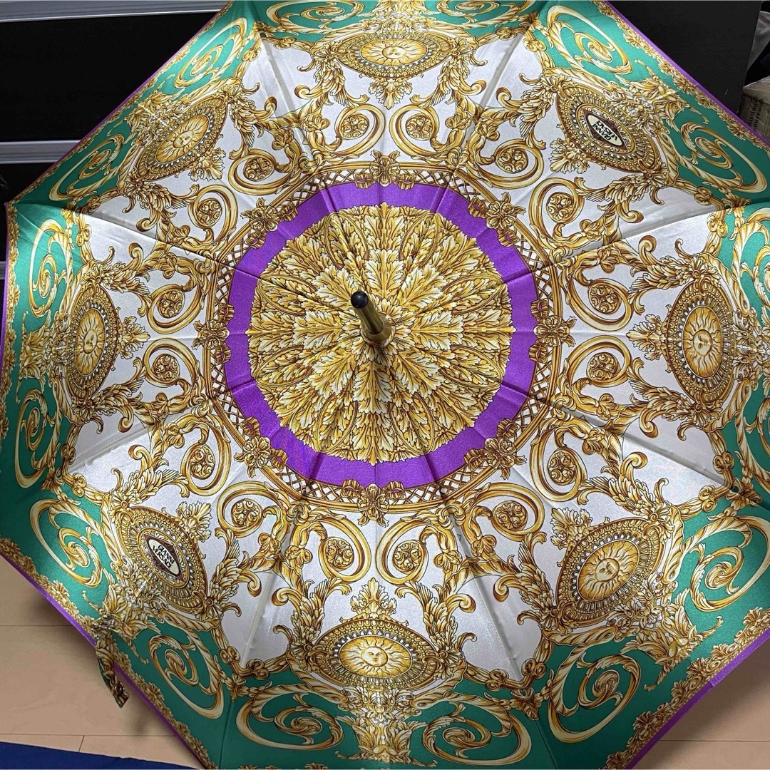 Gianni Versace(ジャンニヴェルサーチ)の極美品 GIANNI VERSACE 傘 総柄 金ボタン　ベルサーチ　昭和 レディースのファッション小物(傘)の商品写真