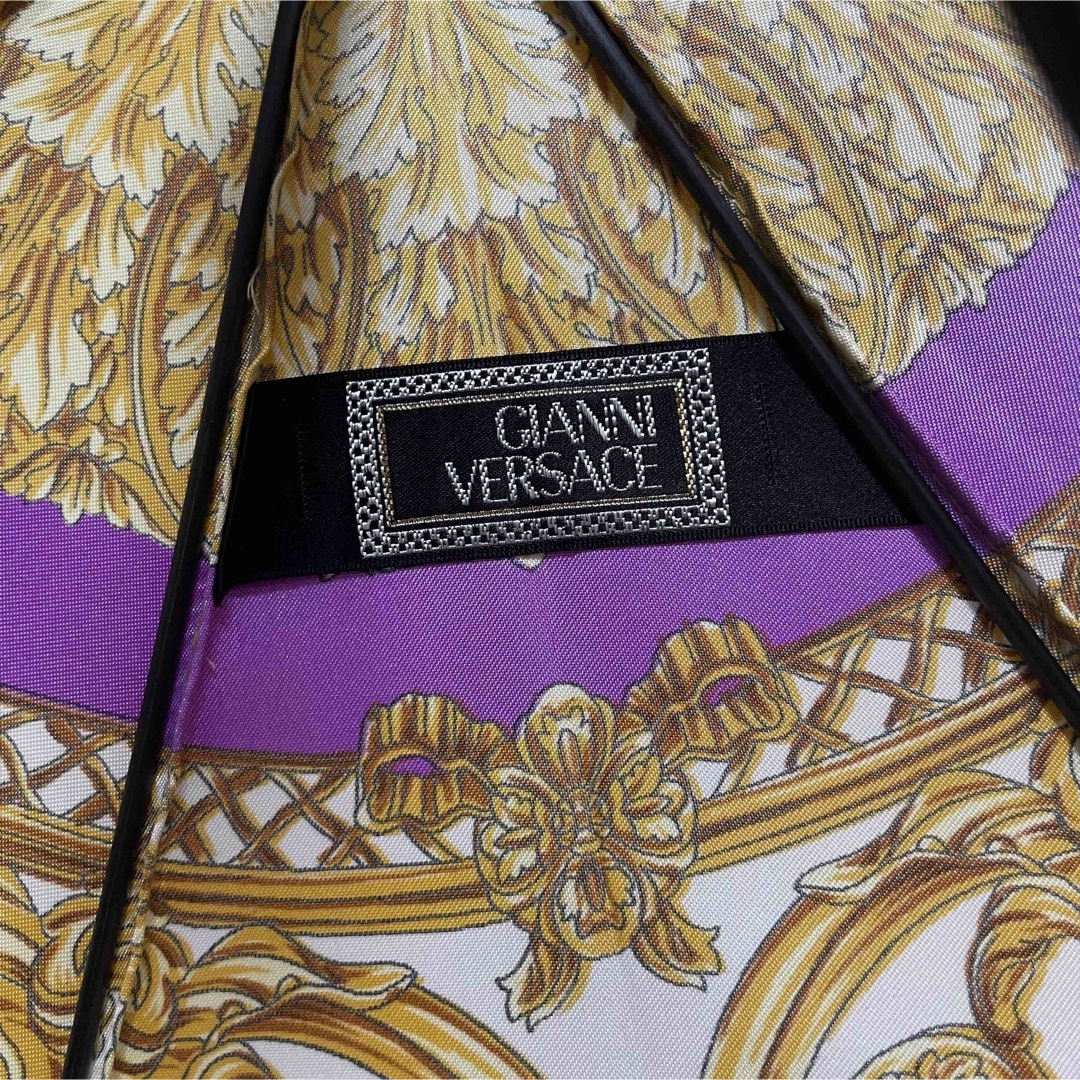 Gianni Versace(ジャンニヴェルサーチ)の極美品 GIANNI VERSACE 傘 総柄 金ボタン　ベルサーチ　昭和 レディースのファッション小物(傘)の商品写真
