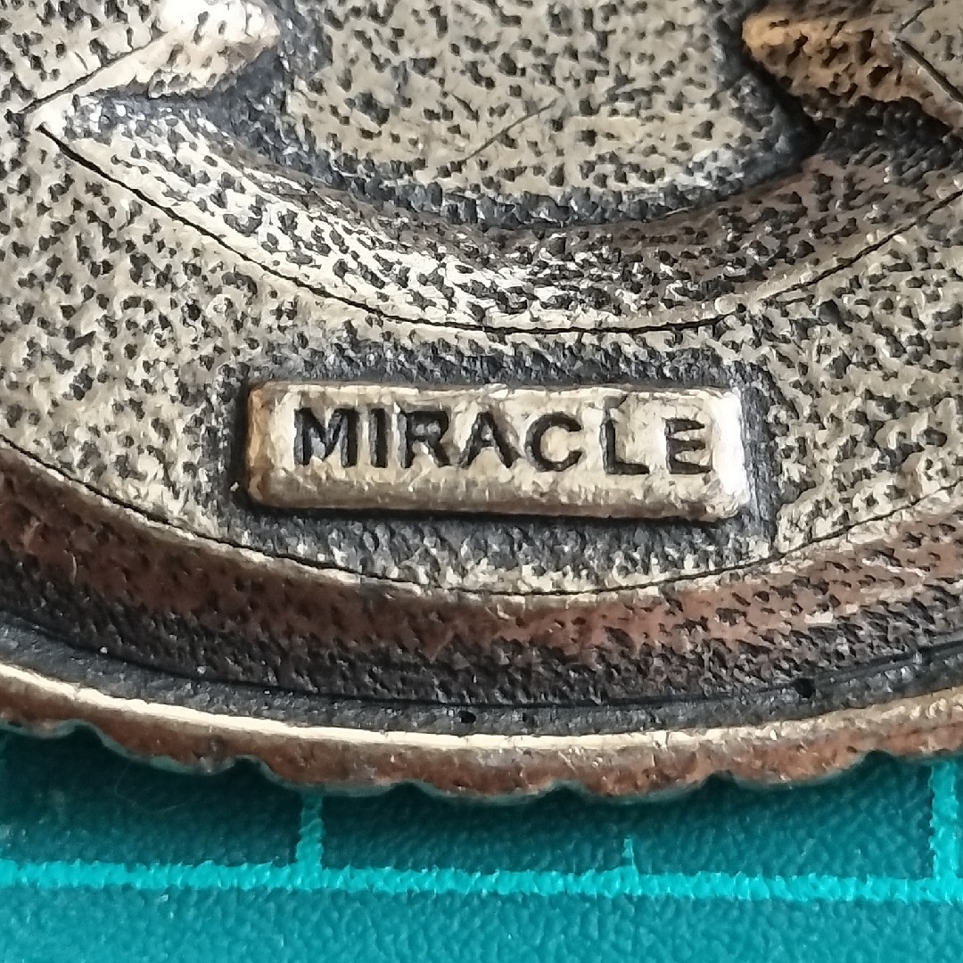 MIRACLE パープル ギブレガラス ブローチ 英国ヴィンテージ レディースのアクセサリー(ブローチ/コサージュ)の商品写真